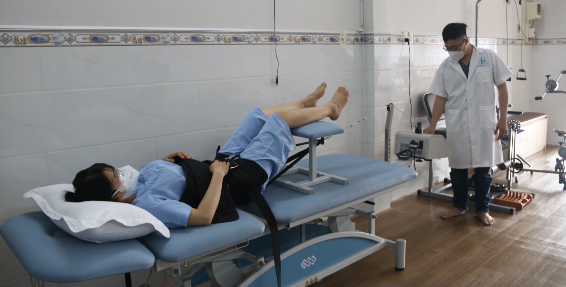 Phòng khám vật lý trị liệu tại Hóc Môn điều trị đau lưng bằng máy kéo giãn cột sống